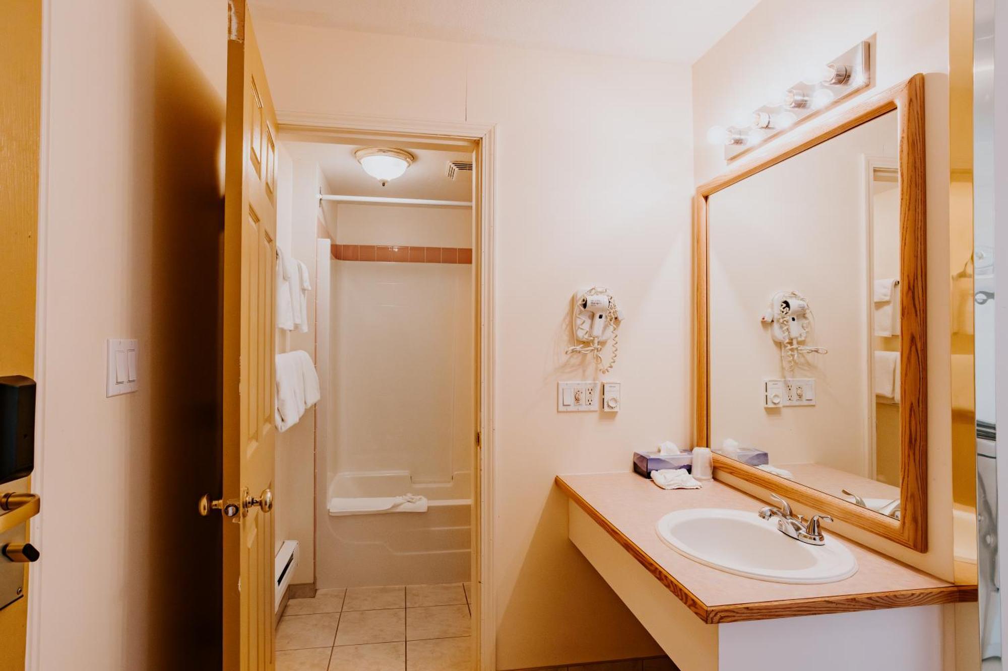 Western Budget Plus Mosaic Suites Penhold Ngoại thất bức ảnh