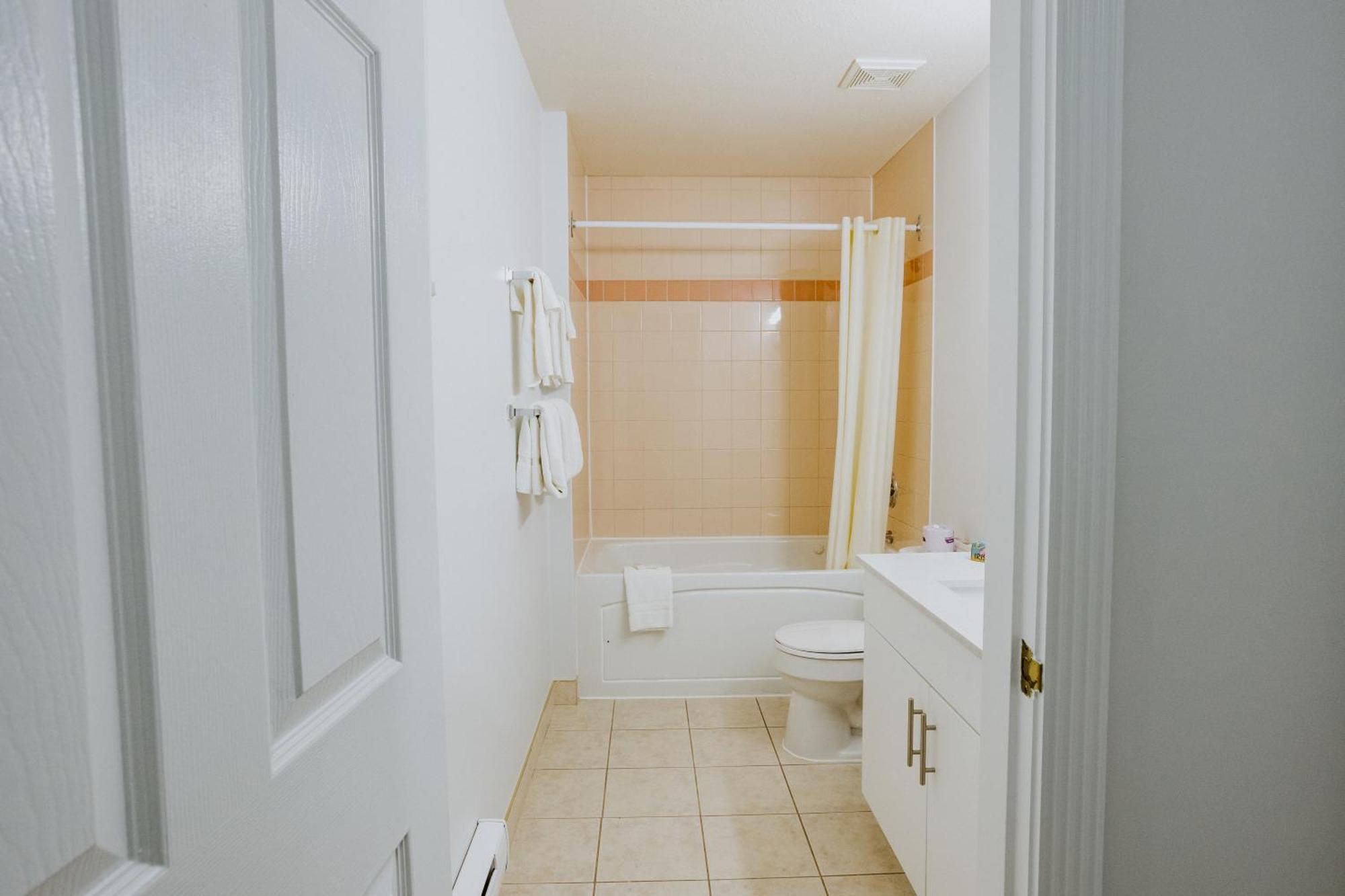 Western Budget Plus Mosaic Suites Penhold Ngoại thất bức ảnh