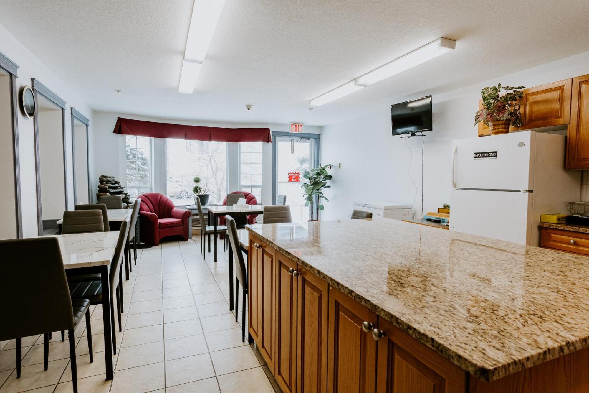 Western Budget Plus Mosaic Suites Penhold Ngoại thất bức ảnh